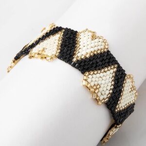 NEW Handbeaded Heart Bracelet 🖤🤍